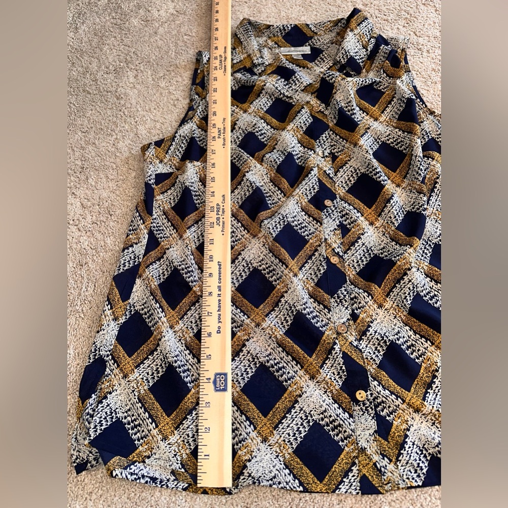 Dressbarn. Sleeveless Geometric Patterned Top. Size 1X - Picture 7 of 9